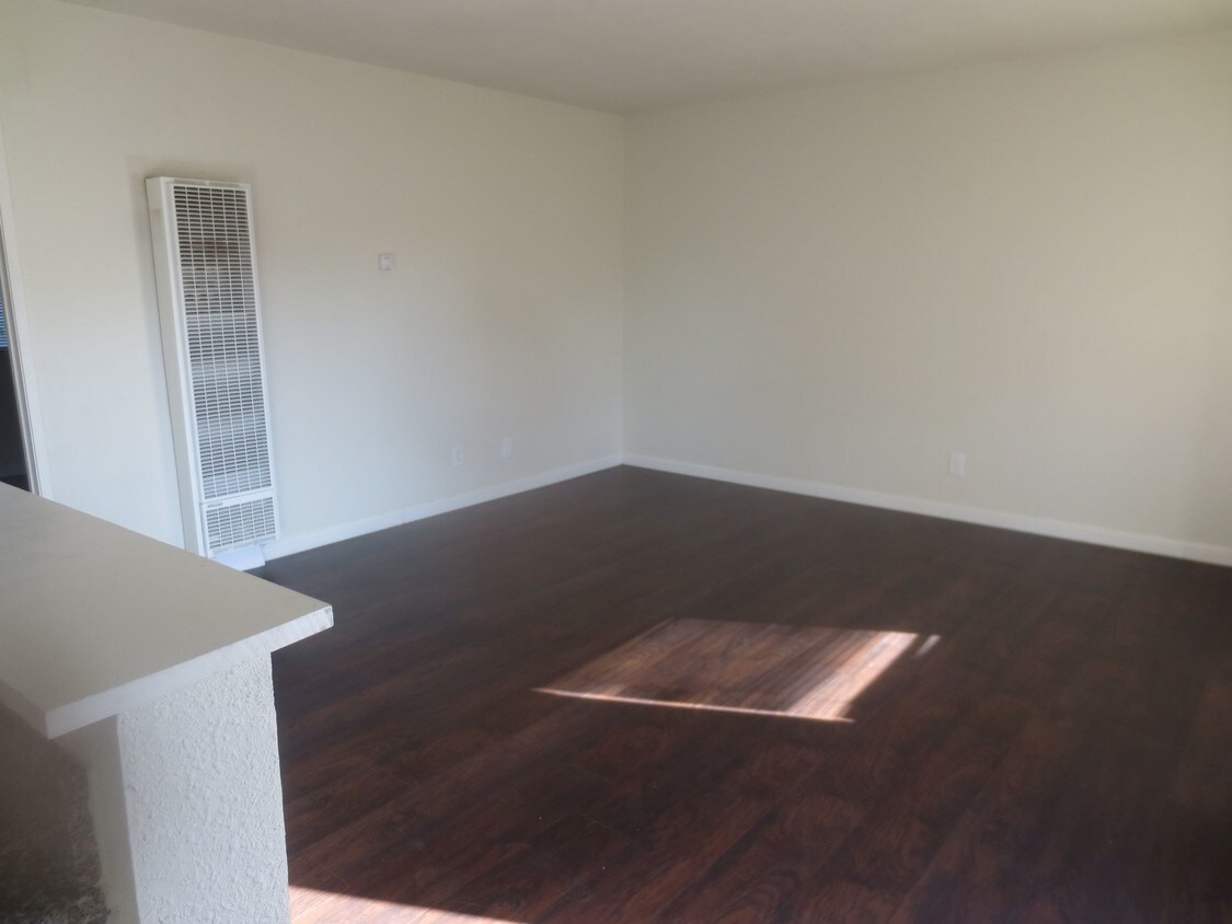 Foto principal - 320 E Acacia St
