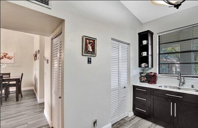 Foto del edificio - 7300 NW 1st St