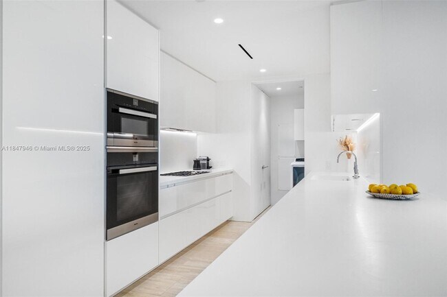 Foto del edificio - 9001 Collins Ave