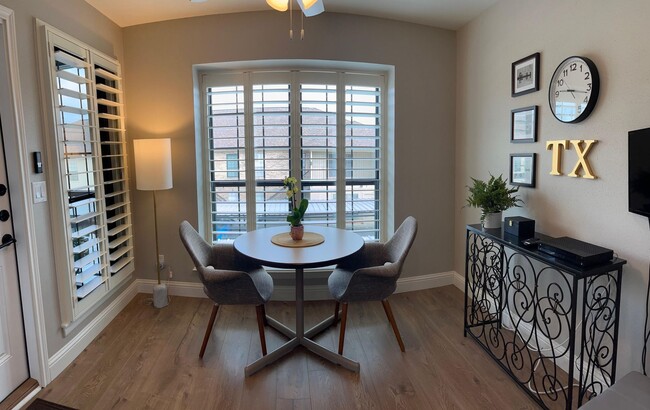 Foto del edificio - Fully Furnished Condo in Alamo Heights!