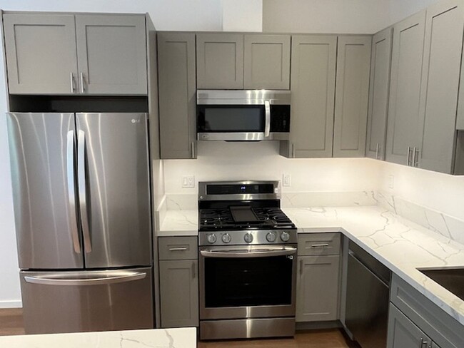 Building Photo - Rare brand new remodeled apartment w/top s...