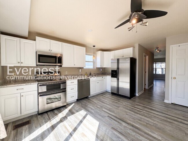 Foto del edificio - 2040 Oakcrest Cir