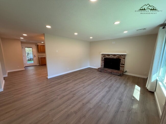 Building Photo - Updated Churchill 3 bedroom 2 bathroom Home
