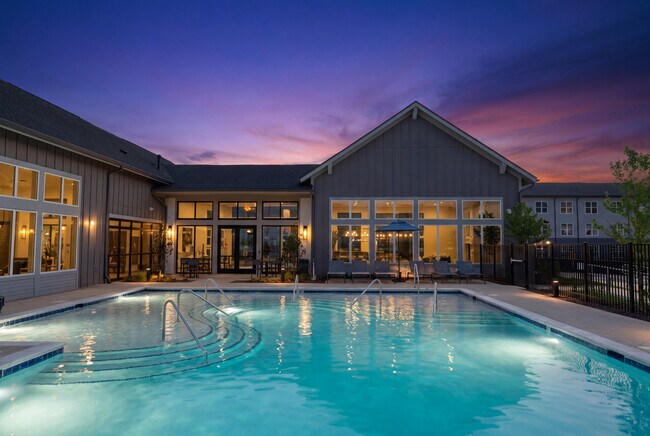 Piscina estilo resort en los apartamentos Bolton West Charlotte. - Bolton West Charlotte