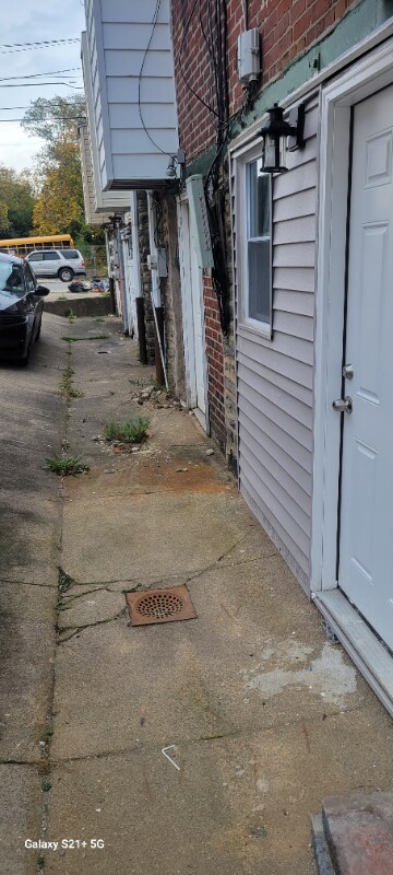 Building Photo - 207 W Laveer St