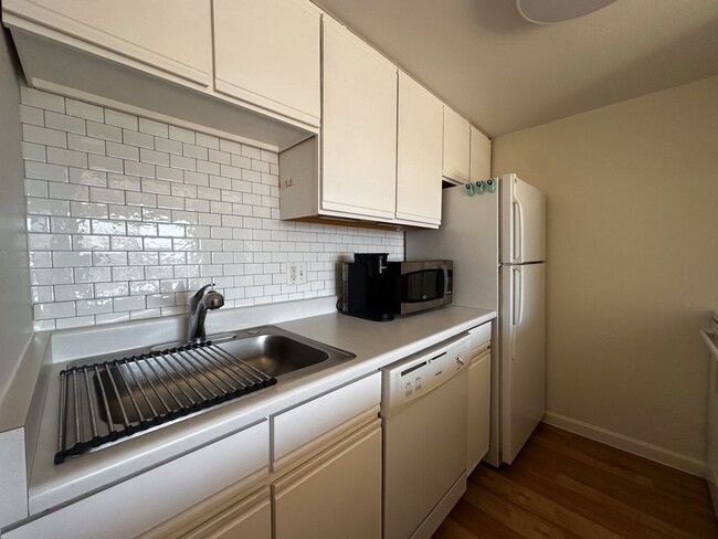 Building Photo - Cozy studio minutes from Washington Park