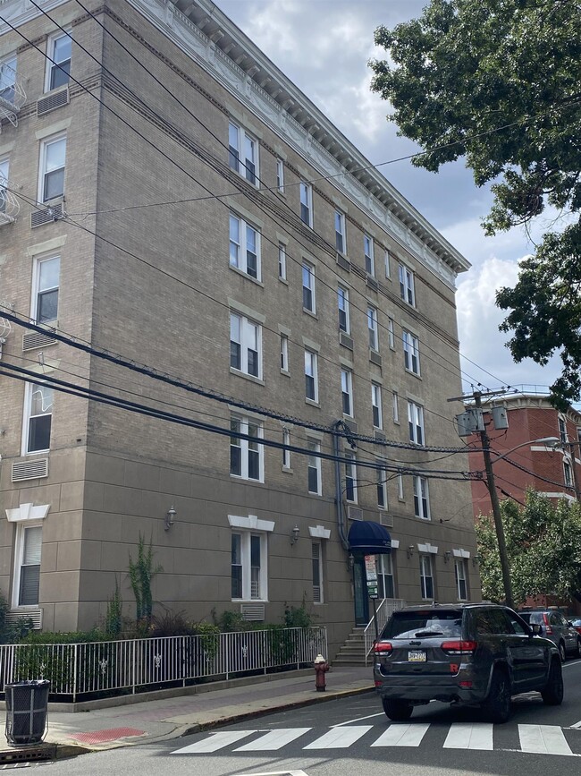 Building Photo - 734 Adams St