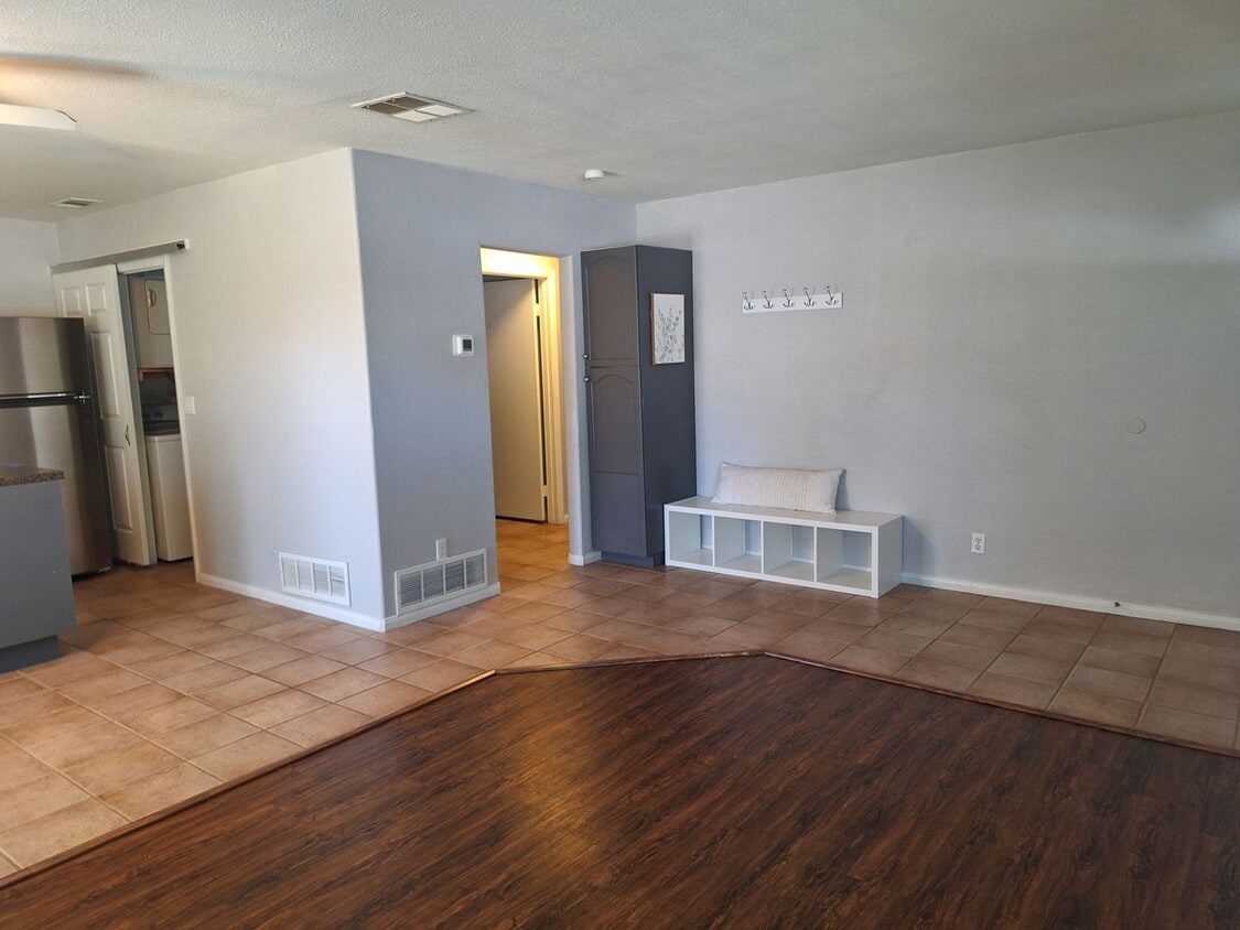 Building Photo - Modernly Updated Retreat Near UNLV & The Las Vegas Strip!