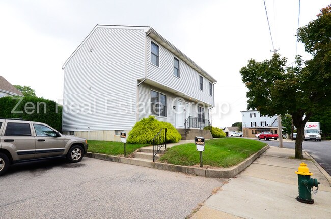 Building Photo - Townhouse Style Duplex! (ZRG)