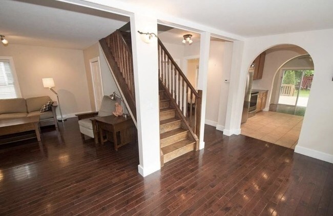 Building Photo - 69 Filkins St