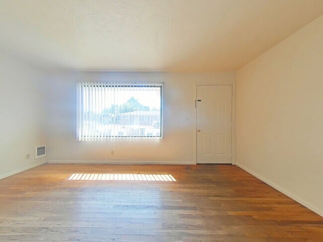 Foto del edificio - 2 Bedroom Duplex ~ Close to Campus