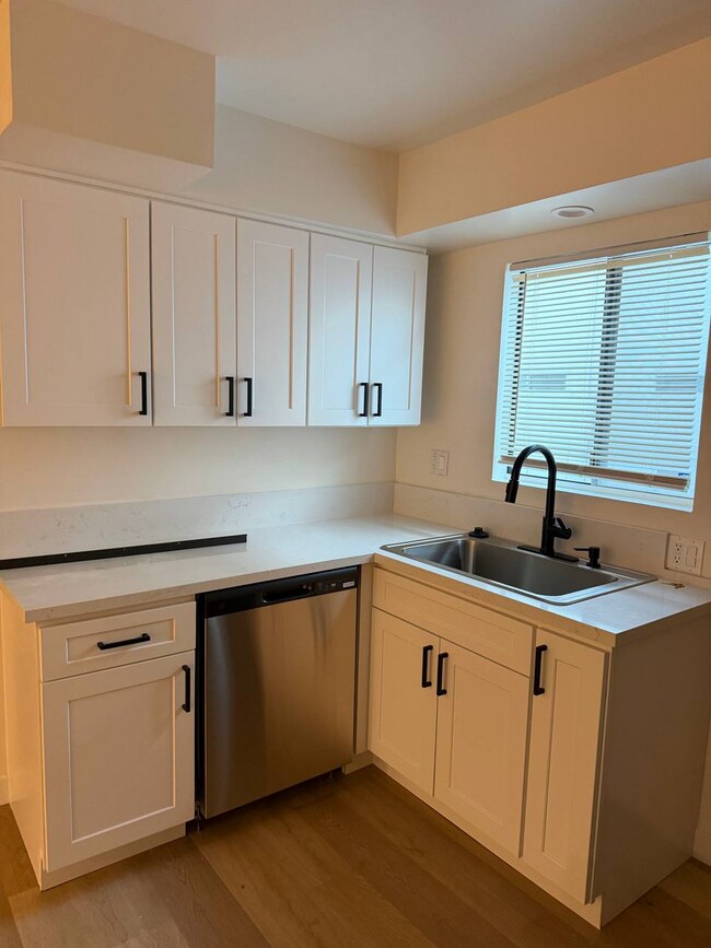 Foto del edificio - 14328 Addison St
