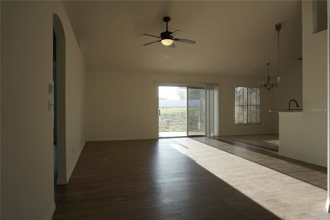 Foto del edificio - 10500 Lake Hasson Cir