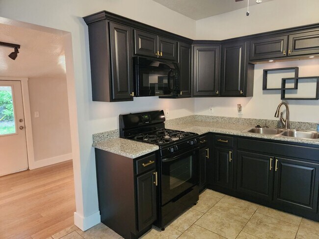 Building Photo - 2 BD. 1 Full Bath Cottage Style Home