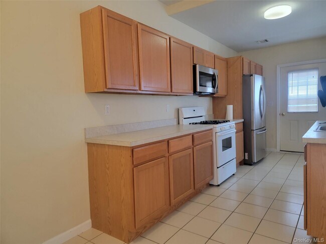 Foto del edificio - 65-22 Beach Front Rd