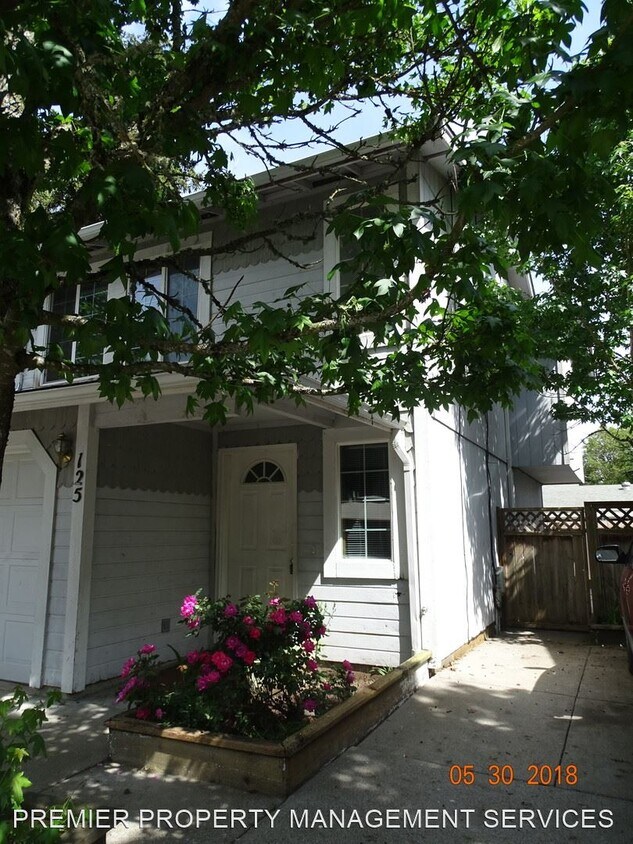 Primary Photo - 123 Green Ln
