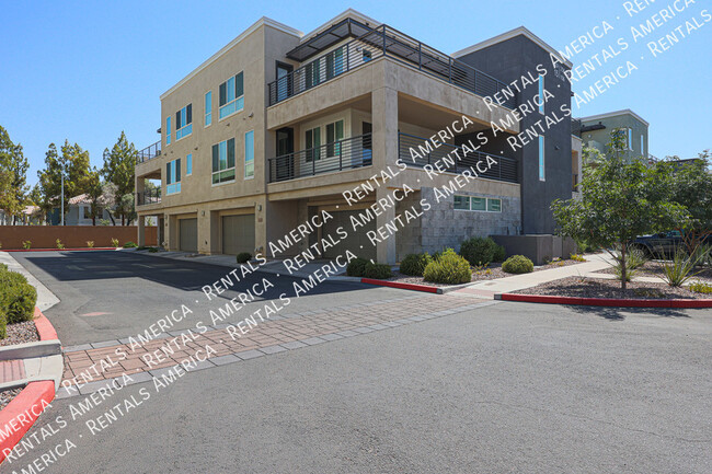Building Photo - 2 Bed 2.5 Bath Resort Style Living W/2 Car...