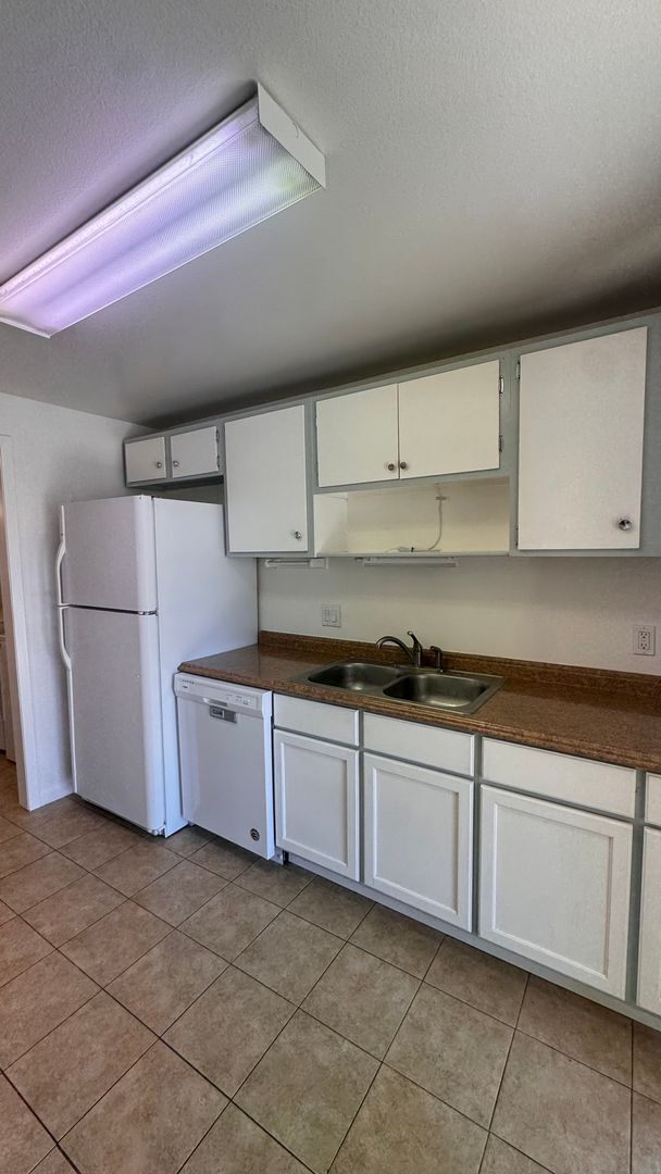 Building Photo - Yorkshire Manor 2 Bedroom Available Now!