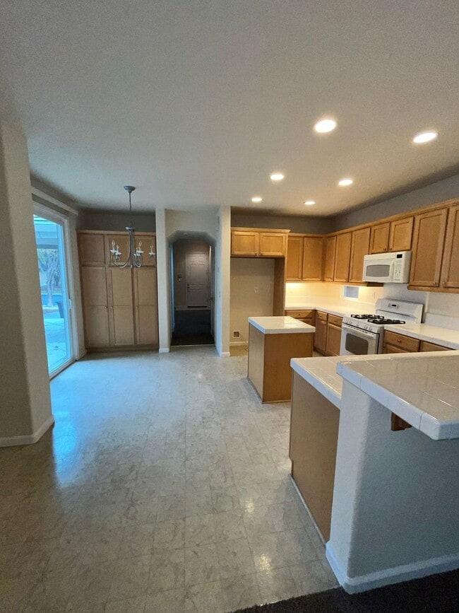 Building Photo - Charming 4-bedroom, 2.5-bathroom home