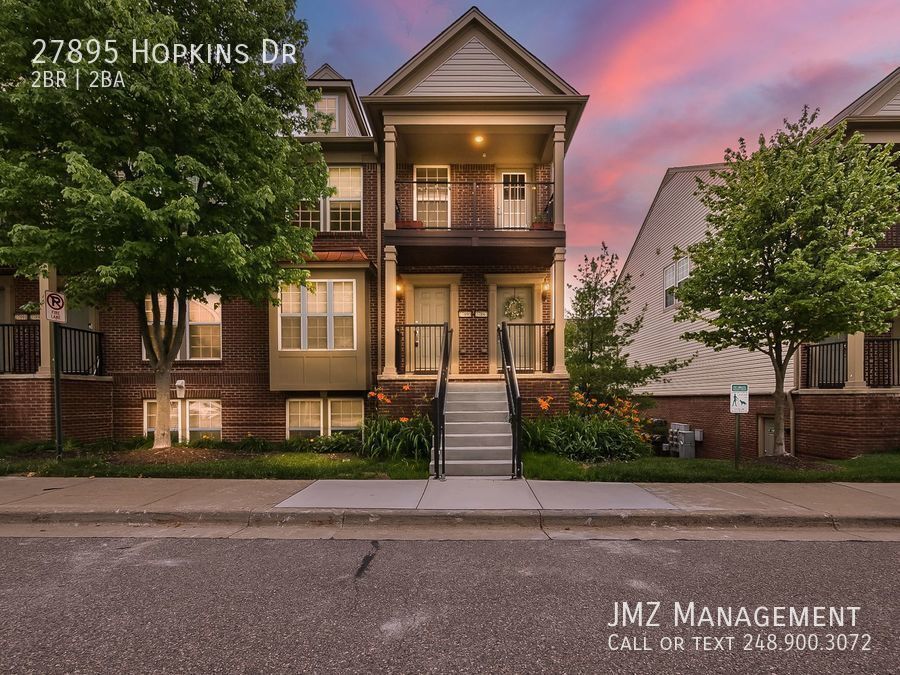Foto principal - Welcome to this Charming 2-Bedroom, 2-Bath...