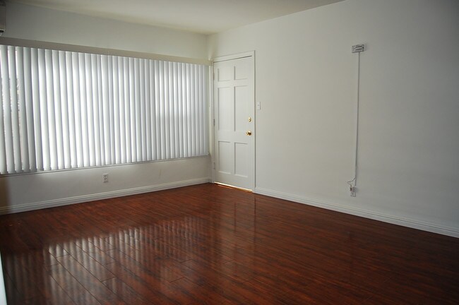 Interior - 610 E Chevy Chase Dr