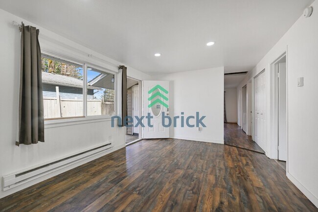 Foto del edificio - Charming 3-Bedroom Home in Auburn Near Green River College with Fenced Yard & Prime Location!