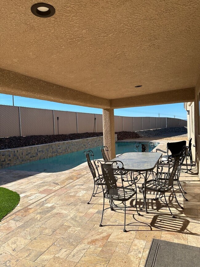 Building Photo - Winter Furnished Pool Home - Available Sep...