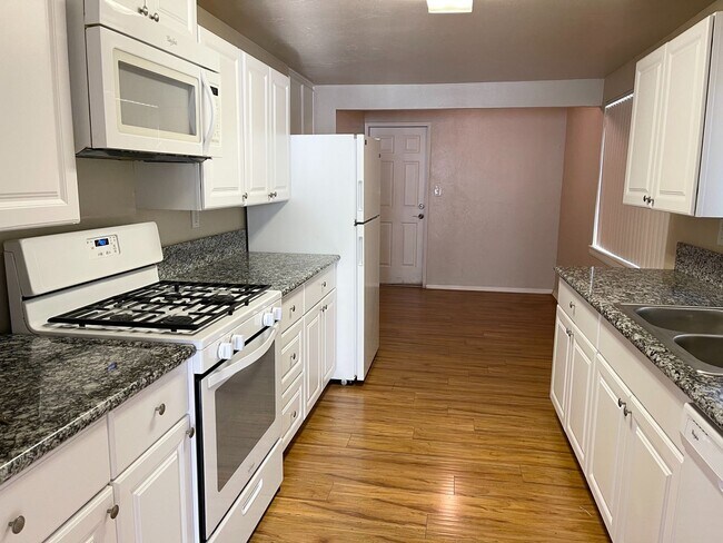 Foto del edificio - Coming Soon! 4 bdrm with POOL!