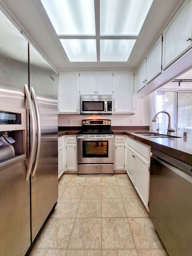 Foto del edificio - Beautiful Second Floor 3bd Condo w/Detached Garage & Pool