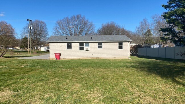 Foto del edificio - 3 Bed, 1 Bath, Rancher in Charles Town, WV
