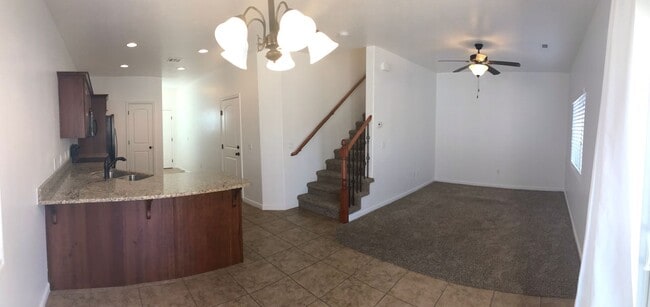 Building Photo - Beautiful 3 bed, 2.5 bath townhome, end unit! Very close to the pool!