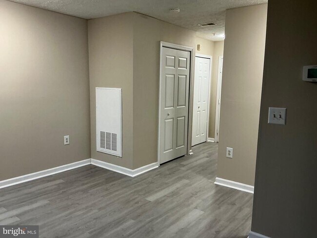 Building Photo - 8961 Town Center Cir