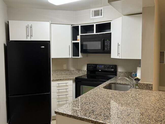 Foto del edificio - Experience comfort & leisure in this charming condo nestled within Orlando's best-kept secret, Ve...