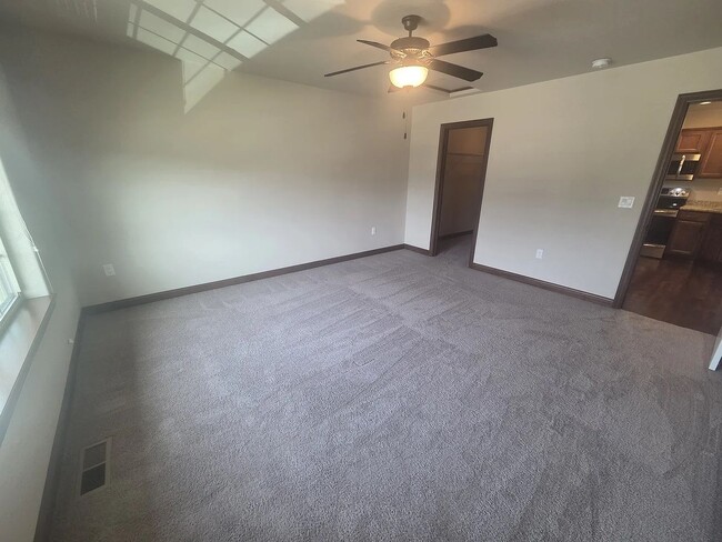 Building Photo - 3 Bedroom 3 Bathroom Condo Available NOW i...