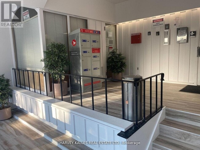 Building Photo - 1582 Bathurst St