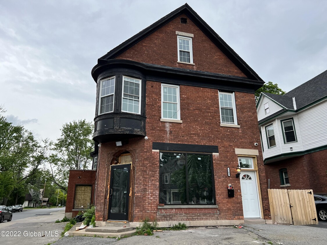 1103 Parkwood Blvd, Schenectady, NY 12308 Room for Rent in