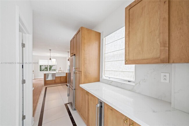 Building Photo - 726 Meridian Ave
