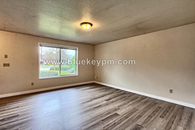 Building Photo - 3 Bed, 2 Bath Home Near Walmart on 4th Pla...