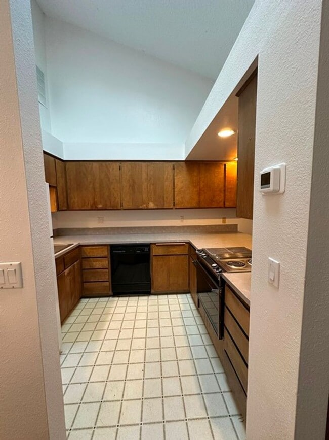 Building Photo - 2 Bedroom, 1 1/2 bath Townhome