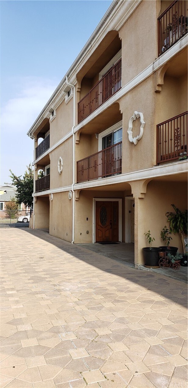 Foto del edificio - 1614 W 207th St