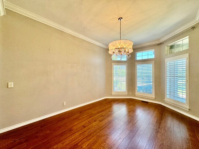 Building Photo - 2600 Sweetbriar Ct