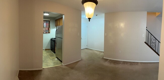 Building Photo - 2 Bedroom Townhouse with Garage