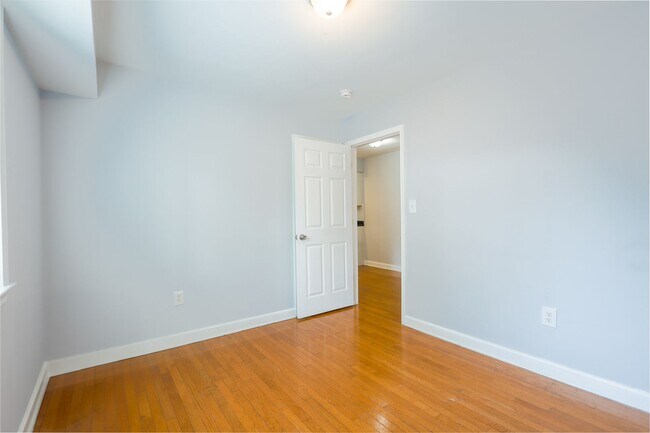 Foto del edificio - Charming 2 BR/1 BA Apartment in Deanwood –...