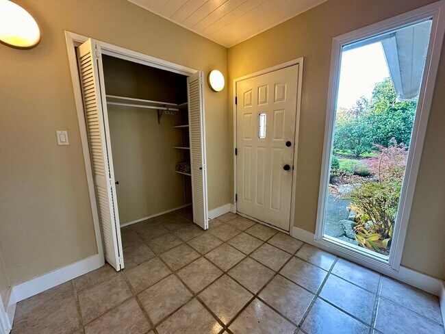 Foto del edificio - 5599 Salish Rd