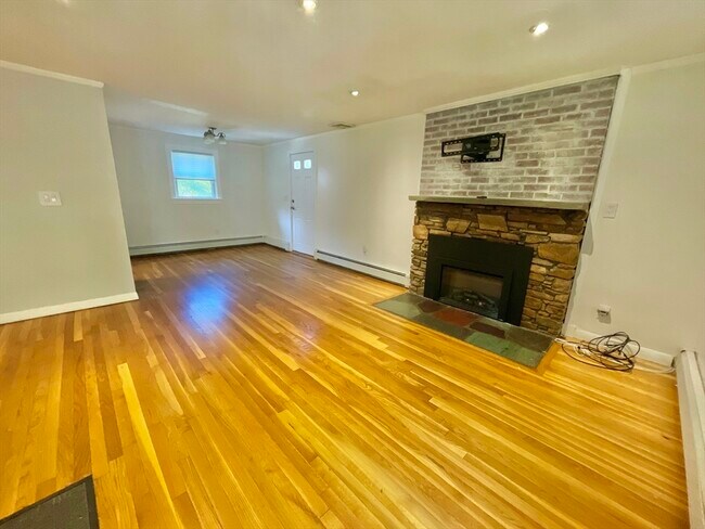 Building Photo - 204 Hartford St