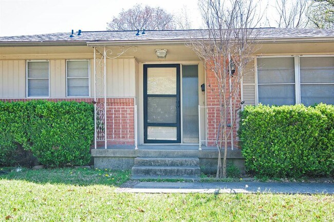 Building Photo - 3222 Latham Dr