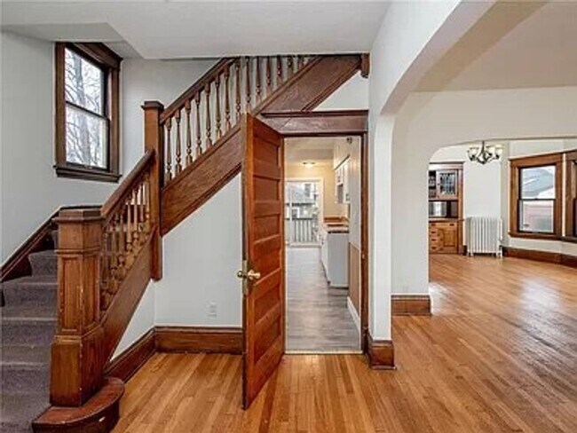 Building Photo - 5 Bedroom House Near Hamline University Available June 2026