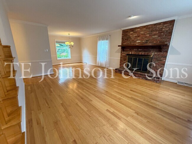 Building Photo - Charming Dutch-Colonial Retreat in Clemmons