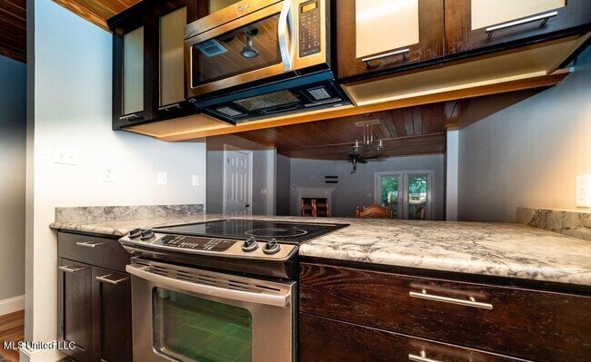 Foto del edificio - 807 Planters Point Dr