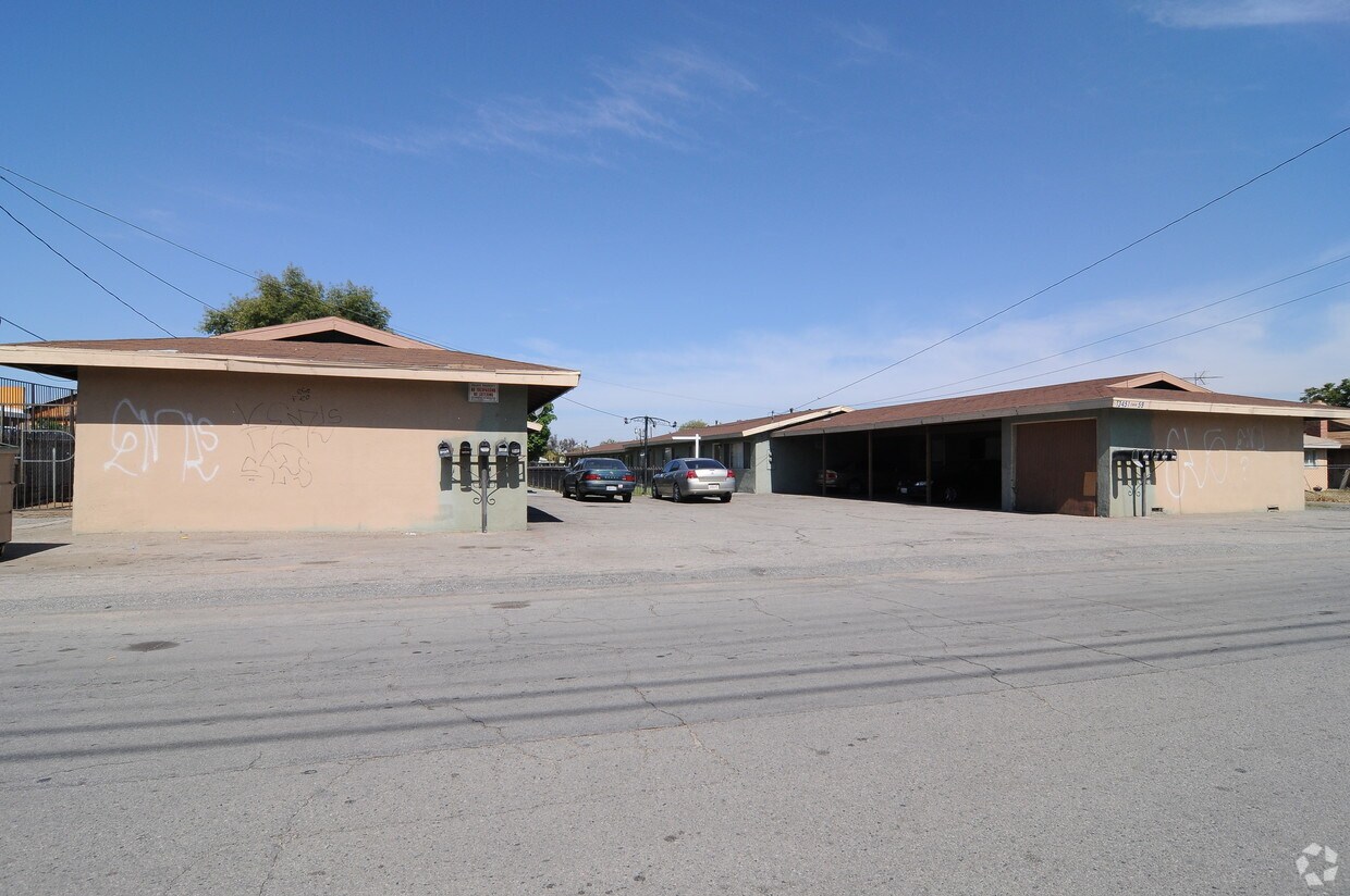 Primary Photo - 13451 Edgemont St